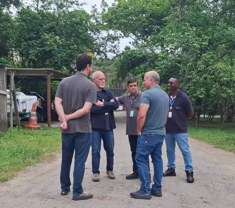 Benedito Furtado conversa com uma equipe durante visita externa.
